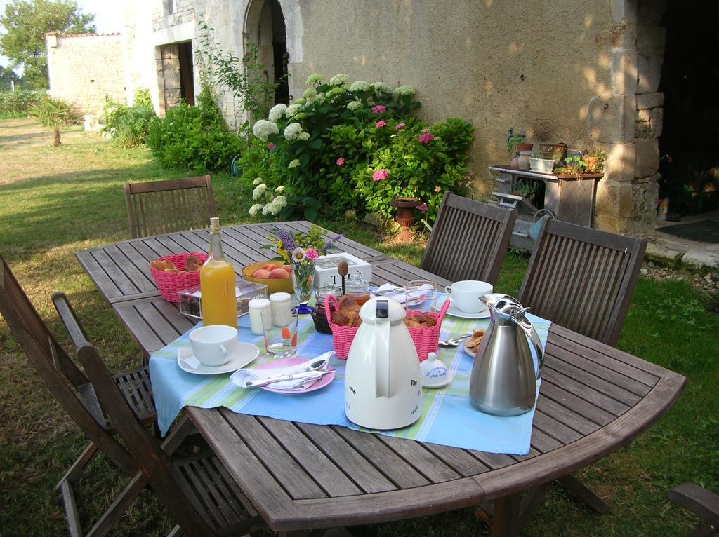 Bed and Breakfast Le Logis De La Poupeliere Vouhé Zewnętrze zdjęcie